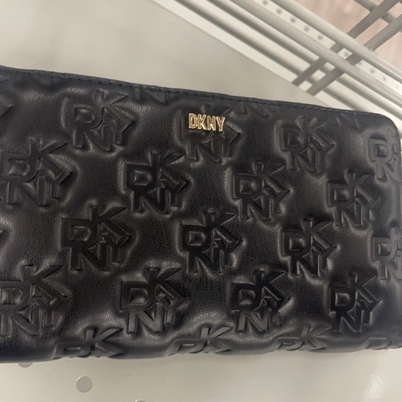 NWT DKNY LOGO WALLET - Picture 11 of 12